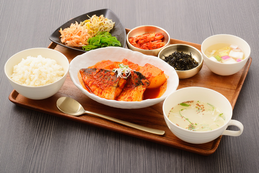 メインが選べる韓国定食 - 今日のお魚：鯖の辛煮写真